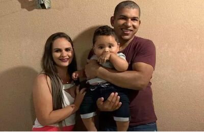 Família em foto publicada três semanas atrás, em comemoração aos 10 meses de Gabriel