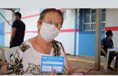 A aposentada Laurinda Nantes, que decidiu aproveitar o feriado para se vacinar.