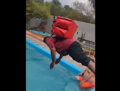 Entregador caiu na piscina de mochila e tudo.