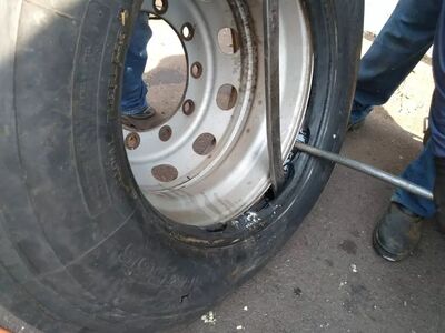 Droga estava escondida em pneus de caminhão. 