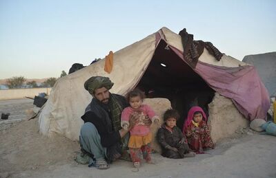 Farishteh (à direita) e Shokriya (nos braços do pai) foram vendidas às famílias de seus futuros maridos no Afeganistão