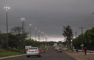 Céu fechado visto por quem passa pela Avenida João Arinos, saída para Três Lagoas, em Campo Grande
