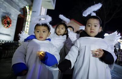 Crianças participam da celebração do Natal, em Pequin, na China 