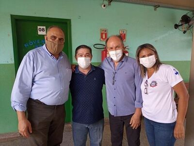 Dr. Jamal, prefeito Edilson Magro, Junior Mochi e Lucimara Mourão. 