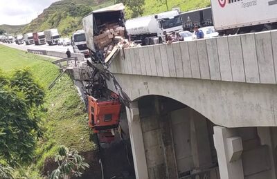 Acidente com caminhão em viaduto no trecho de Cachoeira Paulista da Dutra 