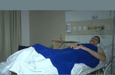 Ninão deixa o Hospital Antônio Targino, em Campina Grande, após cirurgia para amputar a perna.
