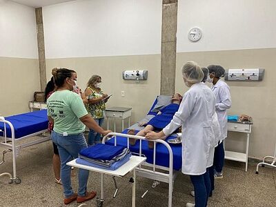 Cuidadores da Casa Lar de Coxim participam de capacitação de primeiros socorros a pessoa idosa. 