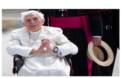 O papa emérito Bento XVI posa para foto no aeroporto de Munique, sul da Alemanha, em 22 de junho de 2020. Bento XVI retorna ao Vaticano da Alemanha, onde estava visitando seu irmão doente.