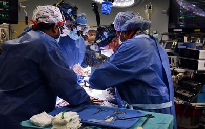 Cirurgiões realizam transplante de coração em David Bennett no Centro Médico da Universidade de Maryland, em Baltimore, em foto de 7 de janeiro  Foto: University of Maryland School of Medicine (UMSOM)/Handout via Reuters