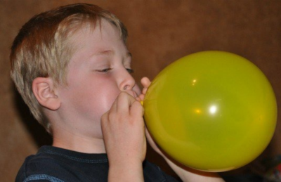 Menino com 7 anos morre após se engasgar com balão de festa.