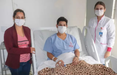 Da esquerda para a direita, Claudina (mãe de Davi), Davi e a enfermeira Karen Leguiça