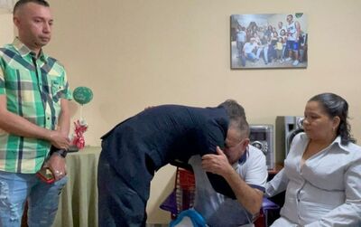 Victor Escobar Prado se despede de familiares antes de sua eutanásia em Cali, na Colômbia, na sexta-feira (7).