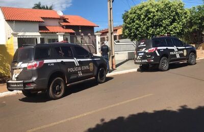 Viaturas da Polícia Civil em frente a casa do suspeito em Costa Rica (MS)