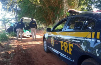 Policiais diante do veículo abarrotado de drogas que foi apreendido com o traficante.