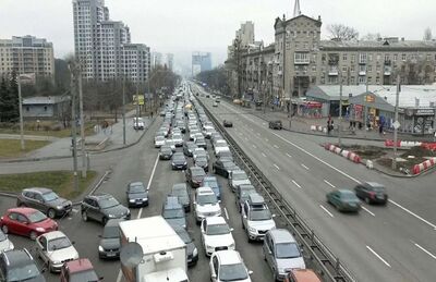 Trânsito congestionado na capital da Ucrânia, Kiev 