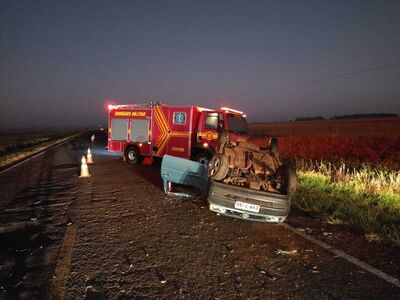 Bombeiros no local onde ocorreu a capotagem com a morte de uma passageira.