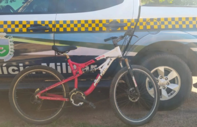 Polícia Militar encontra bicicleta abandonada em Coxim.
