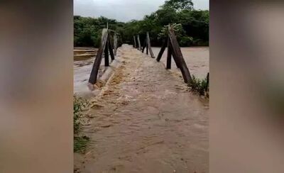 Ponte sobre o Rio Coxim fica alagada depois de chuvas fortes.