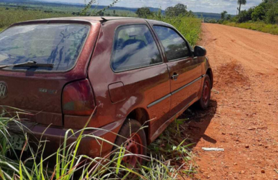 Carro abandonado pela mulher na estrada.