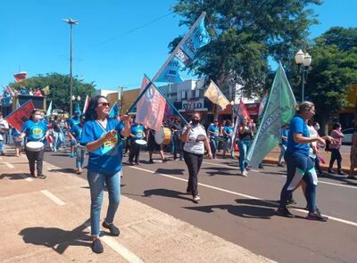 Professores de Dourados fazem passeata no Centro da cidade. 