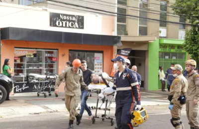 Idoso sendo retirado do local do incêndio.
