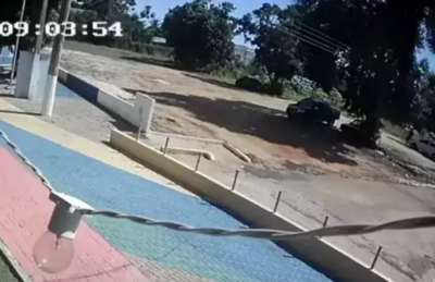 No fundo da imagem, momento que um dos sequestradores corre para o banco do motorista de HB20 após idoso entrar no carro.