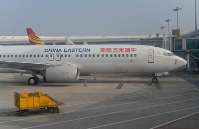 Boeign 737-800 da China Eastern Airlines no aeroporto internacional de Wuhan, em fevereiro de 2021 