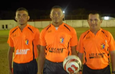 Valdinar Rodrigues de Jesus (do meio) em um dos jogos que arbitrou.