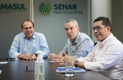 Presidente da ALEMS, Paulo Corrêa, ao lado do presidente da Famasul, Marcelo Bertoni, e do secretário adjunto de Educação Édio de Castro.