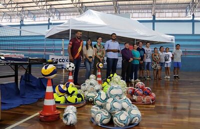 Prefeitura de Coxim entrega materiais esportivos e reativa escolinhas de treinamento