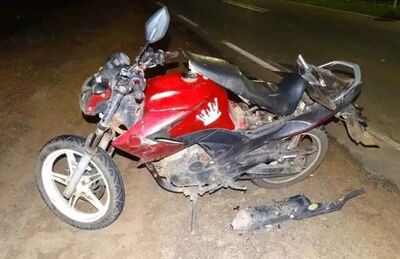 Uma das motos envolvidas no acidente ficou danificada