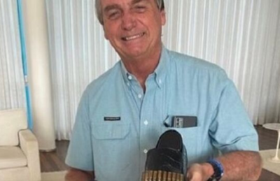 Bolsonaro exibe sapato dado por Fernando Pires.