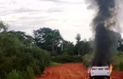 Carro de Olimpio ainda em chamas na tarde de segunda-feira.
