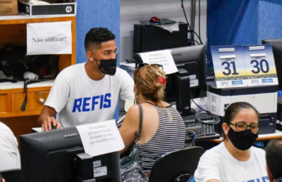 Contribuintes regularizando débitos junto ao Executivo.