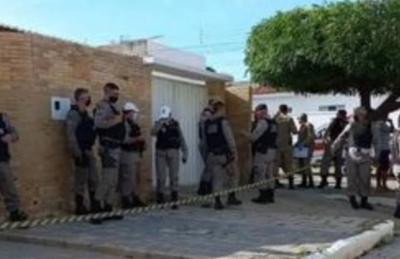 O velório da mãe e do irmão aconteceu numa igreja próxima da casa onde a família morava.