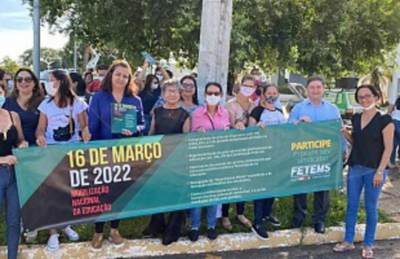 Edilson Magro presta esclarecimentos a professores que participaram de protestos.