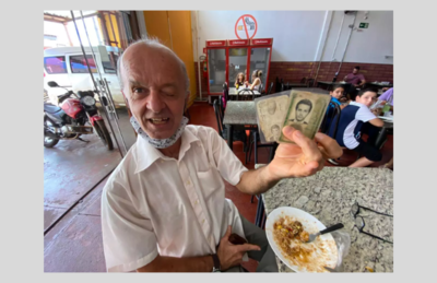 José mostrando seus documentos pessoais para mostrar idade e contar história de vida. 