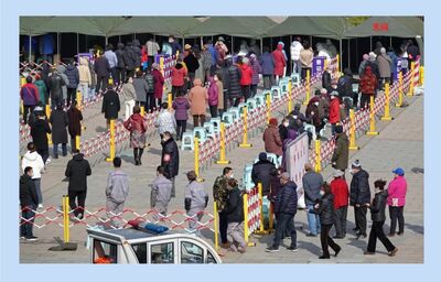 Moradores da China fazem fila para realizar teste de Covid em Shandong, em 14 de março de 2022.