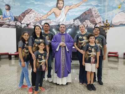 O padre Londres e os festeiros convidam a população para a Festa de São José. 
