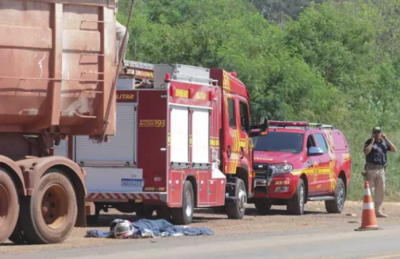 Viaturas dos bombeiros e vítima fatal de acidente na BR-262. 