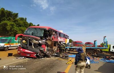 Acidente grave entre ônibus e carreta deixa 11 mortos na BR-163 em MT 