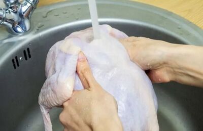Lavar o frango é um dos erros de higiene mais comuns (e perigosos), segundo especialista 