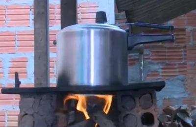 Com alta do gás, família improvisa fogão a lenha para cozinhar em Rio Branco.