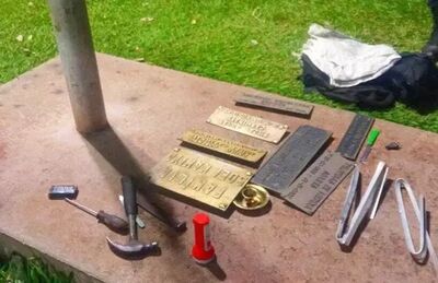Placas e ferramentas encontradas com criminosos foram apreendidas pelos agentes