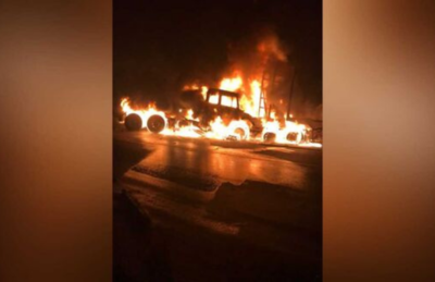 Os veículos pegaram fogo após a batida.