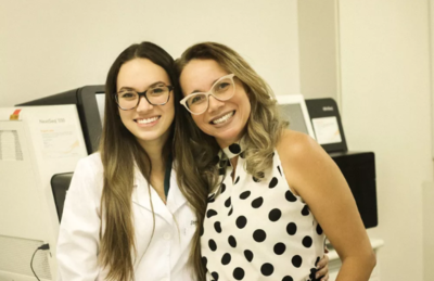 Mãe e filha trabalham juntas em pesquisa de tratamento oncológico em laboratório de BH.