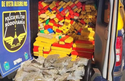 Carga de maconha encontrada no veículo. 