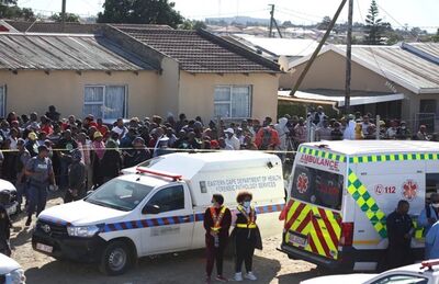 Multidão acompanha retirada de ao menos 22 corpos de jovens encontrados dentro de bar em East London, na África do Sul, em 26 de junho de 2022