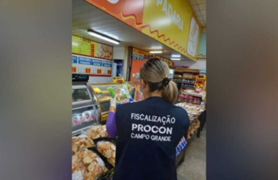 Vários alimentos estavam vencidos.