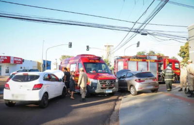 Viatura de incêndio do Corpo de Bombeiros e carros de passeio envolvidos no acidente